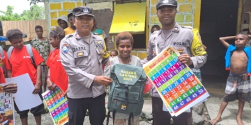 Picu Semangat Belajar, Personel Ops Rasaka Cartenz Bekali Anak di Mimika dengan Alat Tulis