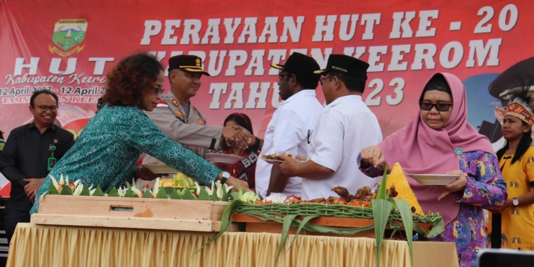 Perayaan HUT Ke 20 Tahun Kab. Keerom, ada yang Spesial Diberikan Bupati Keerom kepada Kapolres Keerom.