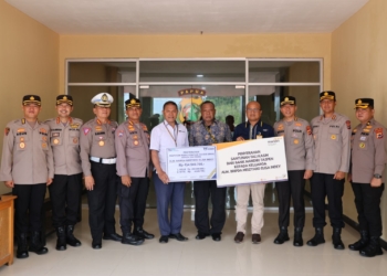 Kapolda Papua Serahkan Santunan Kepada Orang Tua Personel Polri Yang Gugur Saat Pengamananan Tarawih di Puncak Jaya