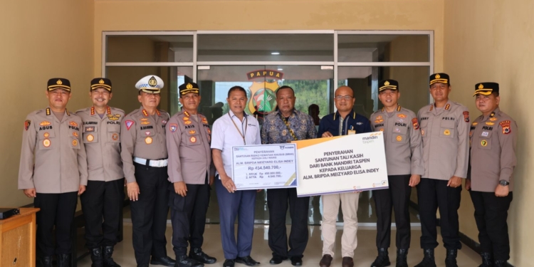 Kapolda Papua Serahkan Santunan Kepada Orang Tua Personel Polri Yang Gugur Saat Pengamananan Tarawih di Puncak Jaya