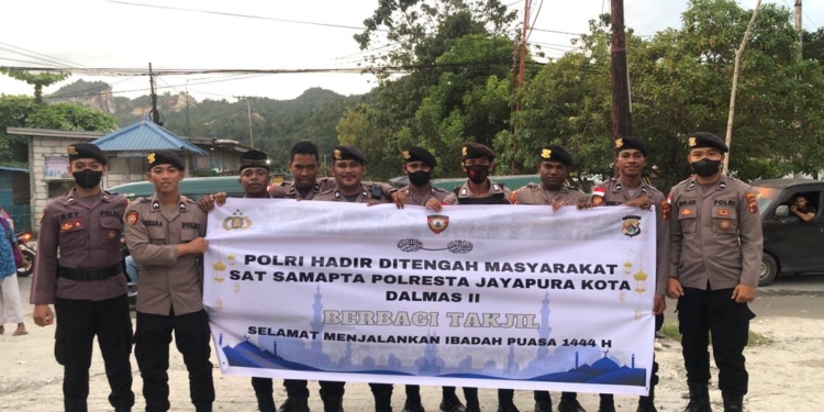 Di Traffic Light Hamadi Dalmas Regu II Polresta Berbagi Kasih Kepada Masyarakat