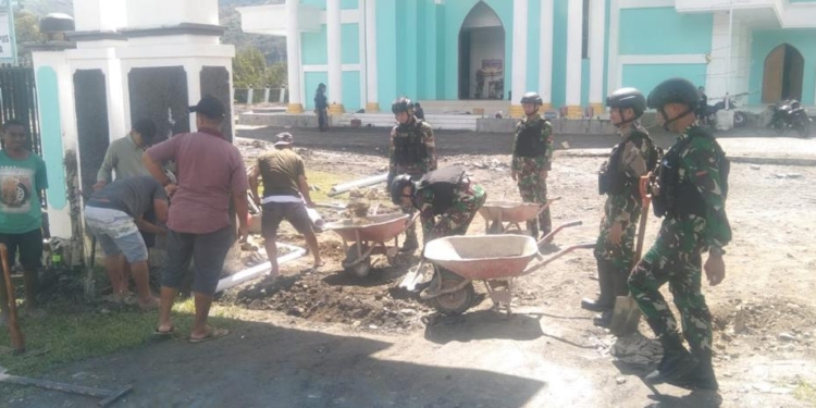 “Peduli Kebersihan, Koramil 1702-08/Karubaga Gelar Karya Bakti bersama Warga Binaan”