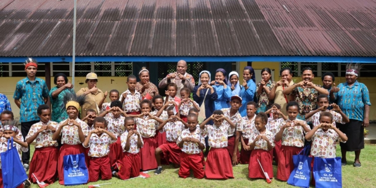 Kunjungan Kapolda Papua ke SD YPPK St. Fransikus Xaverius Mindiptana: Dorongan Semangat dan Penghargaan untuk Pendidikan