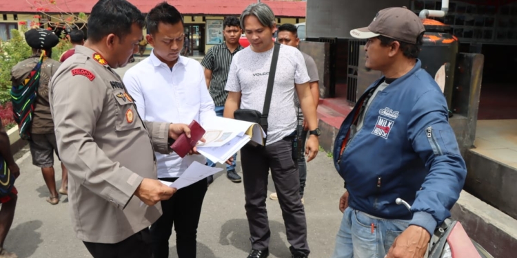 Kapolres Jayawijaya Kembalian Dua Unit Motor Hasil Curian Kepada Pemiliknya