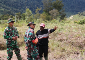 Siap Bangun Pelosok, Kodim 1702/JWY Bersama Masyarakat Bersihkan Lahan TMMD ke 116