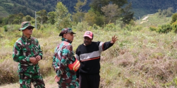 Siap Bangun Pelosok, Kodim 1702/JWY Bersama Masyarakat Bersihkan Lahan TMMD ke 116