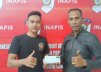 Polisi Kembalikan Handphone yang Hilang di Gerai ATM Kepada Pemiliknya