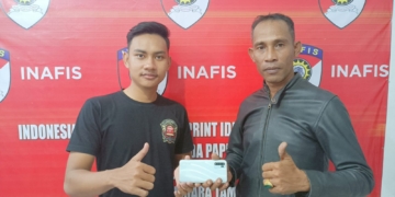 Polisi Kembalikan Handphone yang Hilang di Gerai ATM Kepada Pemiliknya