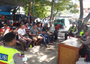 Kasat Lantas Polresta Bersama Komunitas Supir Angkot Diskusi di Para-para Numbay