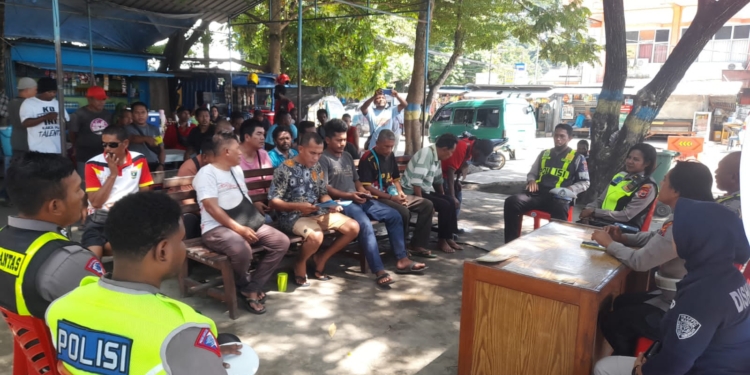 Kasat Lantas Polresta Bersama Komunitas Supir Angkot Diskusi di Para-para Numbay