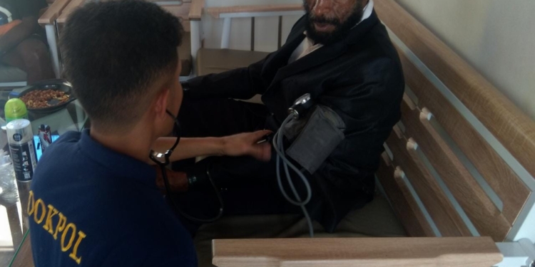 Berikan Pengobatan Gratis, Tim Medis Ops Rasaka Cartenz 2023 Lakukan Program Keladi Sagu