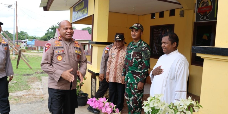Kapolda Papua Tinjau Mapolsek Mindiptana dan Serahkan Tali Asih kepada Tokoh Masyarakat