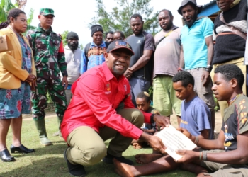 Kodim  Jayawijaya Bantu Kemensos Salurkan Bantuan Bagi Korban Longsor