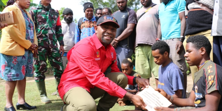 Kodim  Jayawijaya Bantu Kemensos Salurkan Bantuan Bagi Korban Longsor