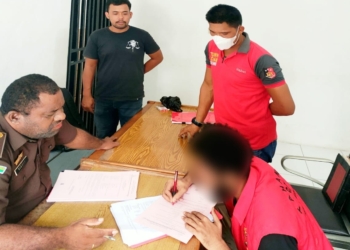 Polsek Abepura Limpahkan Tersangka Penganiayaan Ke Kejaksaan