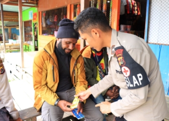 Tenaga Kesehatan Keladi Sagu Obati Penderita Hipertermia di Pelosok Kabupaten Puncak