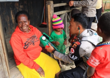 Tim Satgas Rasaka Obati Warga di Pedalaman Puncak