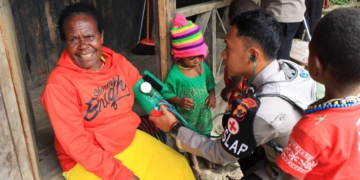 Tim Satgas Rasaka Obati Warga di Pedalaman Puncak