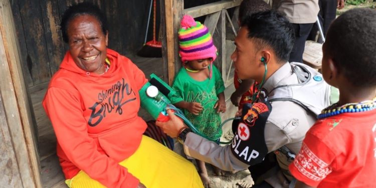 Tim Satgas Rasaka Obati Warga di Pedalaman Puncak