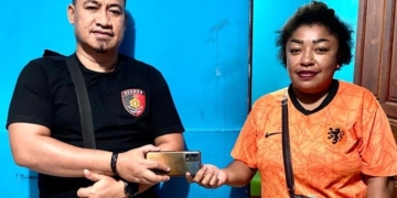 Tim Resmob Numbay Kembalikan Handphone Hasil Curian Kepada Pemiliknya