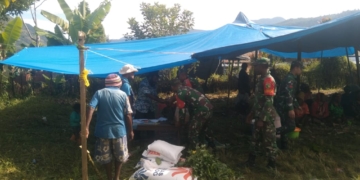 Wujud Kepedulian TNI, Babinsa Koramil 1702-08/Tolikara Beri Bantuan Duka Warga Binaan