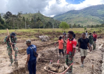 Warga Pelosok Wamena, Bantu Satgas TMMD Kodim 1702/JWY
