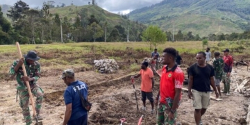 Warga Pelosok Wamena, Bantu Satgas TMMD Kodim 1702/JWY