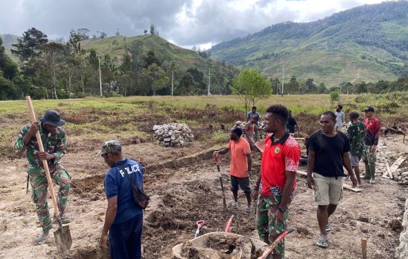 Warga Pelosok Wamena, Bantu Satgas TMMD Kodim 1702/JWY