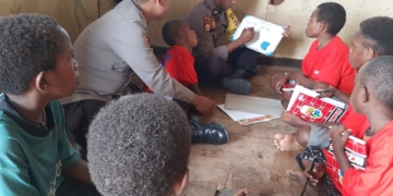 Program Polisi Pi Ajar Menjadi Terang Bagi Anak Papua