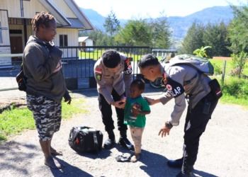 Tim Kesehatan Keladi Sagu Obati Seorang Balita
