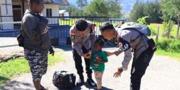 Tim Kesehatan Keladi Sagu Obati Seorang Balita