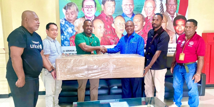 Dinkes Provinsi Papua Beri Bantuan Alat Fogging Bagi Gereja GIDI