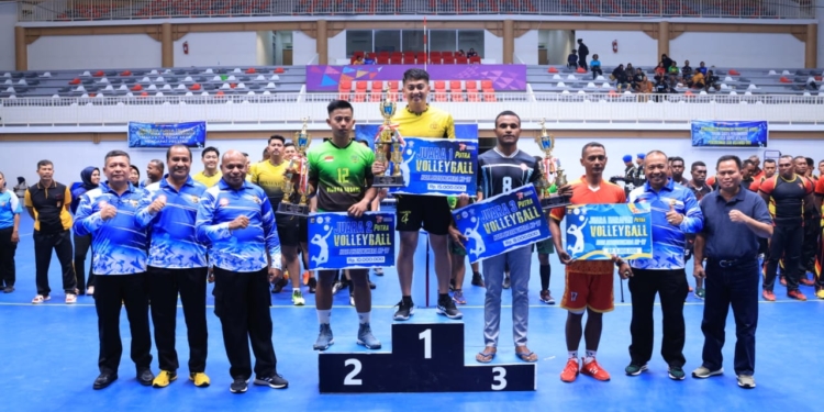 Kapolda Papua Menutup Open Tournament Bola Voli dalam Rangka HUT Bhayangkara ke-77