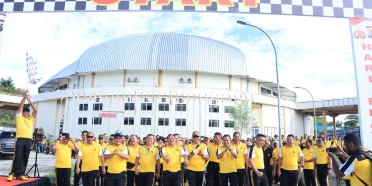Kapolda Papua Pimpin Jalan Santai Internal Personel Polda Papua Dalam Rangka HUT Bhayangkara Ke-77 tahun 2023