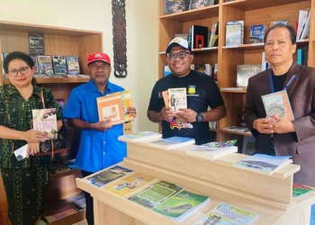 DPPAD Papua Berikan 163 Judul Buku Bagi PTB Anjungan Papua TMII