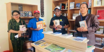 DPPAD Papua Berikan 163 Judul Buku Bagi PTB Anjungan Papua TMII