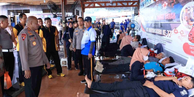 Sambut HUT Bhayangkara ke-77, Kapolda Papua Tinjau Bakti Kesehatan Donor Darah