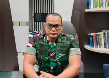 Viral Foto Prajurit TNI Berpose Di Depan Gereja, Ini Kata Kapendam XVII/Cenderawasih