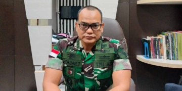 Viral Foto Prajurit TNI Berpose Di Depan Gereja, Ini Kata Kapendam XVII/Cenderawasih