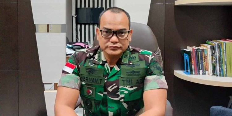 Viral Foto Prajurit TNI Berpose Di Depan Gereja, Ini Kata Kapendam XVII/Cenderawasih