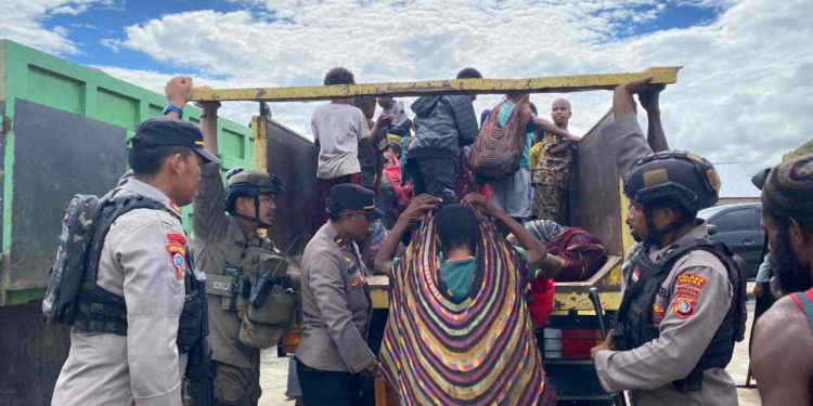 Aparat Gabungan Kawal Pengungsi Kembali ke Kenyam
