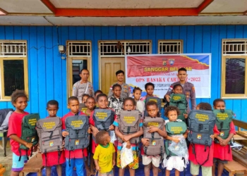 Dibagikan Tas, Anak-anak Pegunungan Bintang Bersemangat Ikuti Program Si Ipar