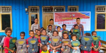 Dibagikan Tas, Anak-anak Pegunungan Bintang Bersemangat Ikuti Program Si Ipar