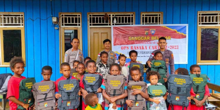 Dibagikan Tas, Anak-anak Pegunungan Bintang Bersemangat Ikuti Program Si Ipar