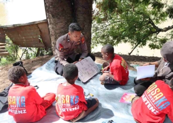 Polisi Pi Ajar Jadi Cahaya Pendidikan Bagi Anak-anak Putus Sekolah di Papua Pegunungan