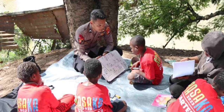 Polisi Pi Ajar Jadi Cahaya Pendidikan Bagi Anak-anak Putus Sekolah di Papua Pegunungan