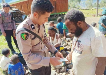 Keladi Sagu Polri Bantu Obati Pasien Penyakit ISPA di Pelosok Puncak