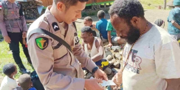 Keladi Sagu Polri Bantu Obati Pasien Penyakit ISPA di Pelosok Puncak