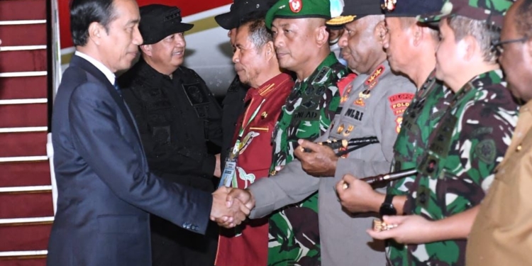 Kapolda Papua Sambut Kunjungan Kerja Presiden Jokowi Beserta Rombongan di Papua