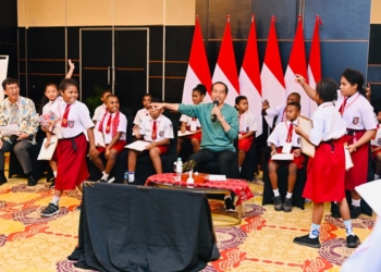 Presiden Jokowi Menguji Kemampuan Berhitung Anak  Papua